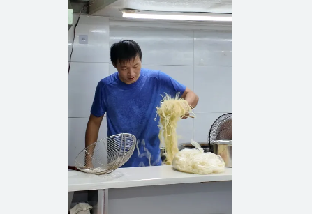 <strong>面馆老板凌晨4点做面 晚上踢汉超就像他精</strong>