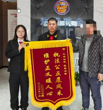 <strong>男子结婚遭家暴 身高1米8不敢回家</strong>